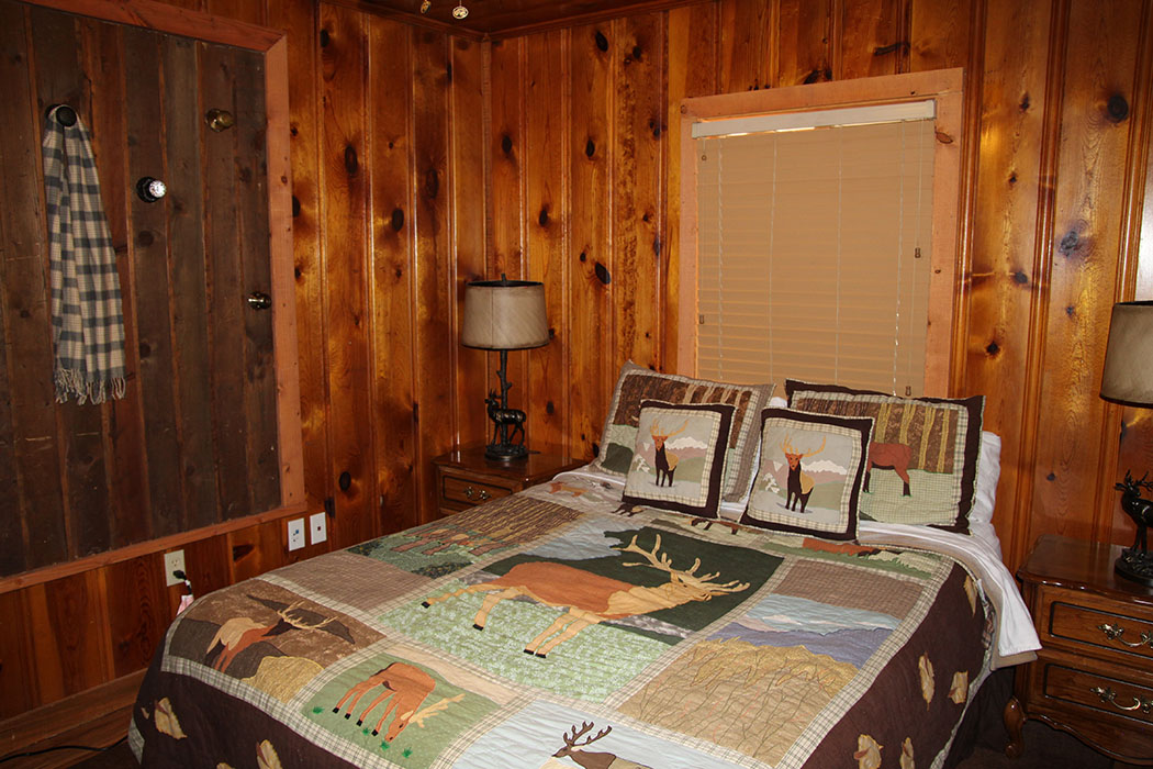 Bedrooom 3 with queen bed
